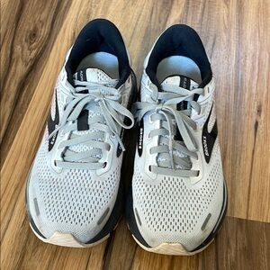 Brooks Adrenaline GTS22 Sneakers